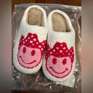 NWOT Pink Lily Cowboy Smiley Slippers - Size M (W’s 7/8)